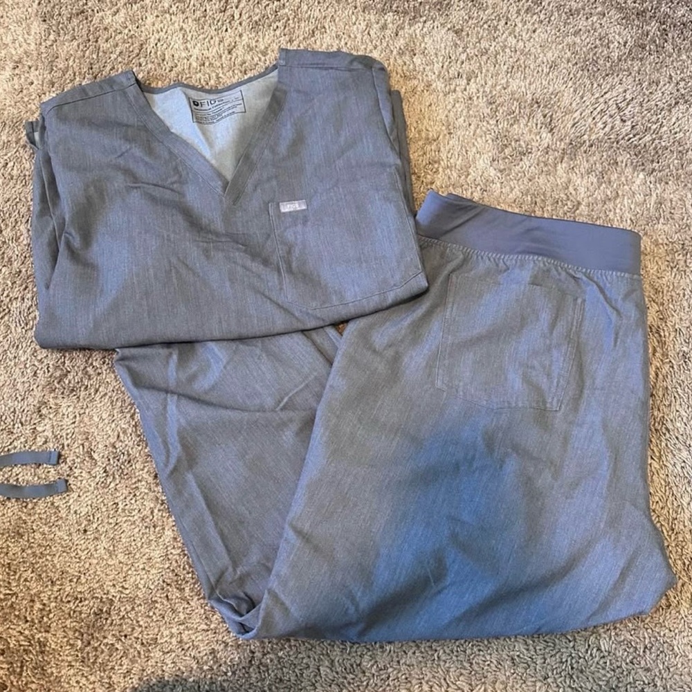 Figs Charcoal Scrub Ensemble